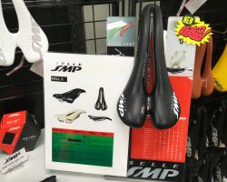 SMP HELL S<br />上位モデルとほぼ同じベース・レールに厚手のパッドを載せて合皮仕上げで価格jを抑えたHELLシリーズ。細身の「S」が追加になります。