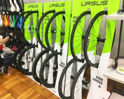 今までハンドル・ステムなどパーツのみの扱いだったURSUS(ウルサス)のカーボンホイールも取り扱い開始だそうです。