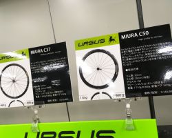 今までハンドル・ステムなどパーツのみの扱いだったURSUS(ウルサス)のカーボンホイールも取り扱い開始だそうです。ハイト2種類とリム用・ディスク用があります。