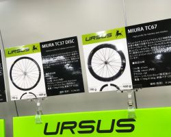 今までハンドル・ステムなどパーツのみの扱いだったURSUS(ウルサス)のカーボンホイールも取り扱い開始だそうです。ハイト2種類とリム用・ディスク用があります。