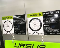 今までハンドル・ステムなどパーツのみの扱いだったURSUS(ウルサス)のカーボンホイールも取り扱い開始だそうです。ハイト2種類とリム用・ディスク用があります。
