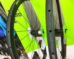 URSUSのカーボンホイール。リムは綺麗に成型されています。最近はこのような手ごろな価格のカーボンホイールが各社から販売されるようになって選択に悩みますね。