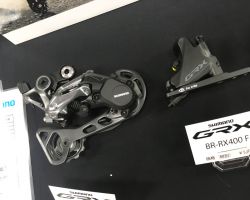 シマノのグラベル用コンポーネント「GPX」。ワイドなギヤ比に対応して面白いと思いますが、どうせならXTRの技術を持ってきて12速にすれば良かったのに・・・。