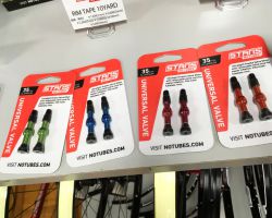 STANSのカラフルなアルミチューブレスバルブ