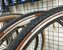 ケーシングと耐パンクベルトを見直して、よりハードなグラベルライドに対応した「グラベルキングプラス」と「グラベルキングSKプラス」。