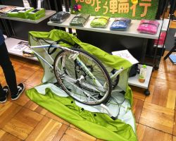 逆さ置きタイプの輪行袋では当店で定番の「MARUTO」。ストラップの造りなど良くできてます。