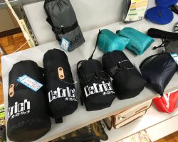 こちらは縦置きタイプの輪行袋の定番「オーストリッチ」。懐かしい旧ロゴデザインの限定モデル。