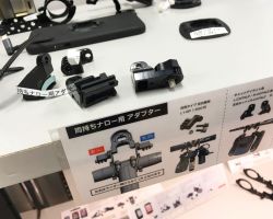 サードパーティーのメーターステーとしては一番人気の「REC-MOUNT」。両持ちタイプのステー左右にライトなどを追加するアダプターがでました。ブルべの人には便利そうですね。