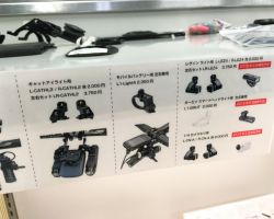 サードパーティーのメーターステーとしては一番人気の「REC-MOUNT」。両持ちタイプのステー左右にライトなどを追加するアダプターがでました。ブルべの人には便利そうですね。