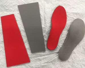 日本製高品質EVA素材のカスタムインソール。板状の素材を切り出して成型していきます。