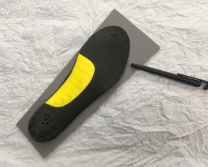 元々シューズに入っているインソールに合わせてマーキングしておおよその形を決めてから切り出します。
