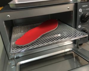 オーブンに入れて加熱。加減が難しいのですが100度近くで約1分加熱すると、ほどよく柔らかくなります。シューズによってはインソールを入れた状態で直接ヒートガンで熱して加熱する場合もあります。
