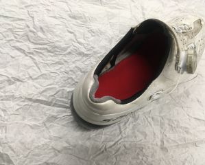 柔らかい状態でシューズに入れて、履いて、ペダリングしながら成型します。