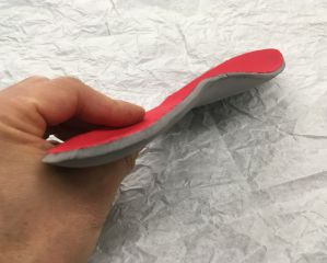 平べったい板状だったインソールが3次元的にしっかり成型されます。