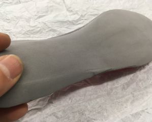 裏面を見ると、シューズのミッドソール形状にあわせてEVA素材がつぶれているのがよくわかります。通常のインソールだとこの不一致がずれや痛みの原因になることもあります。