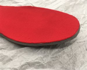 写真だとわかりづらいですが、表側も指や骨のあたる部位に応じてうっすら素材がつぶれています。この形状変化によってさらにフィット感が高まりますが、はまり込んで指などが動かしづらいということもなく快適です。