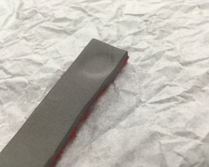 切れ端を熱して指でつぶしてみると、こんなにはっきりと薄くなることがわかります。