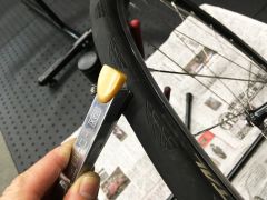 ホチキスの芯を刺す!