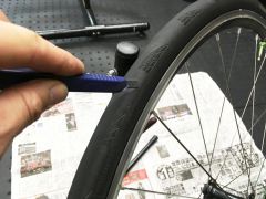 カッターで思い切り切ります!