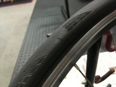 やりすぎて1cmぐらい切れちゃいました・・即座にエアは抜けますが、上に向けていたせいか思ったほどシーラントが出ませんでした。