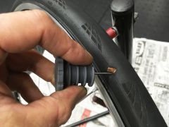 プラグが少ししか見えなくなるまで奥まで差し込んで・・