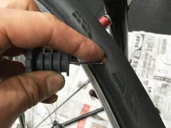 プラグが抜けないよう頭を押えながらニードルを引き抜きます。