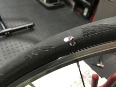 エアを入れて下に向けるとシーラントが隙間から出つつ塞いでいきます。