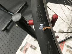 一旦エア漏れが止まりましたが、内圧に負けてプラグが飛び出てきてしまいました。