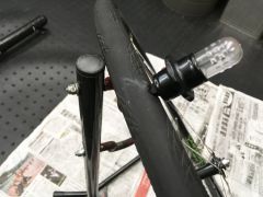 穴めがけてブスッとDARTを差し込みます。