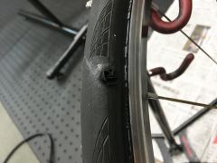 ニードルを抜くとマイクロファイバーがかなりしっかり穴を塞いだ状態になります。白い矢にかえしが付いているので引っ張っても抜けません。