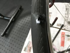 隙間から染み出るシーラントがマイクロファイバーと反応してさらにしっかり張り付きます。