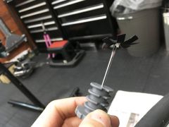 代理店の人に怒られそうですが、試しにTAPPABUCOのニードルにDARTを付けて差し込んでみたら、小さい穴はやはり無理ですが、大き目の穴なら結構うまく入りました・・