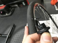 DART TOOLも弱点があって、4~5mmの微妙な大きさのキズだと矢が大きいのでかなり差込づらいです。タイヤの固さにもよると思いますが、強く押し込んだら矢が曲がってしまいました。