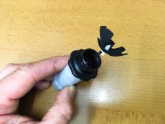 次にSTAN’S NO TUBESのDART TOOLを試してみます。カーボン製の細いニードルの先に、プラスチック製の白い矢とマイクロファイバーからなる「DART」と呼ばれるプラグを付けます。