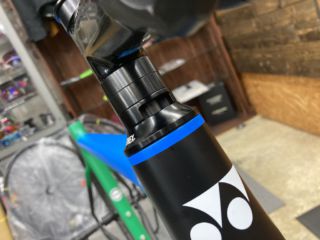 穴開きコラムスペーサーが付属していて、普通のハンドル&ステムでもここからホースをフレーム内へ引き入れてセミ内装として組むことができます。