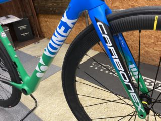 今までのCARBONEXよりも大きめのロゴです。