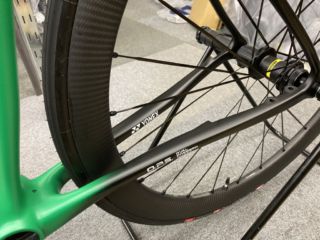 横に扁平した独特のチェーンステーが絶妙なしなりと乗り心地の良さを生み出します。