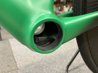 フレーム内部の成型は市場に有るフレームの中でも一二を争う美しさ。長岡の工場で職人が1本1本手作りします。