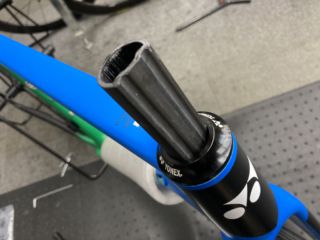 Dシェイプのフォークコラム。前側のスペースにブレーキホースと電動ケーブルを引き込んでフル内装に対応します。機械式コンポでも組み立て可能ですが、その場合はシフトケーブルは外回しでダウンチューブから引き込みます。