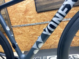 今までのCARBONEXよりも大きめのロゴです。