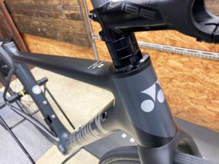 穴開きコラムスペーサーが付属していて、普通のハンドル&ステムでもここからホースをフレーム内へ引き入れてセミ内装として組むことができます。