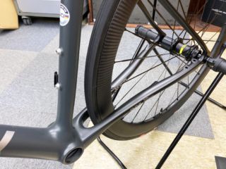 横に扁平した独特のチェーンステーが絶妙なしなりと乗り心地の良さを生み出します。