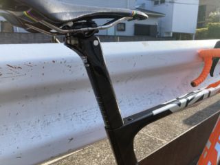 専用エアロシートポストが付属します。