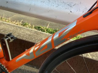 メタリックシルバーのロゴ。各色共通です。