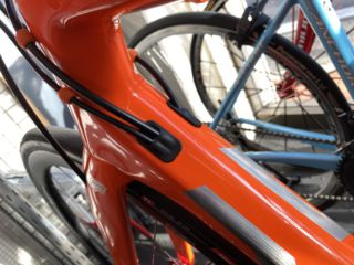 ダウンチューブのホース&ケーブル引き込み口