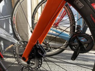 剛性の高いストレートフォーク