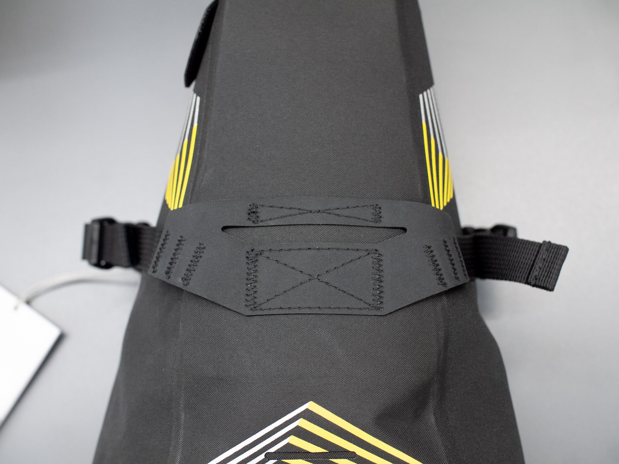 APIDURA 車体装着バッグ 防水 黒・グレー