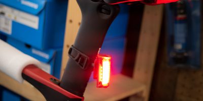 後方+側面にLEDを配した高い視認性を持つリアライト 後方+側面にLEDを配した高い視認性を持つリアライト