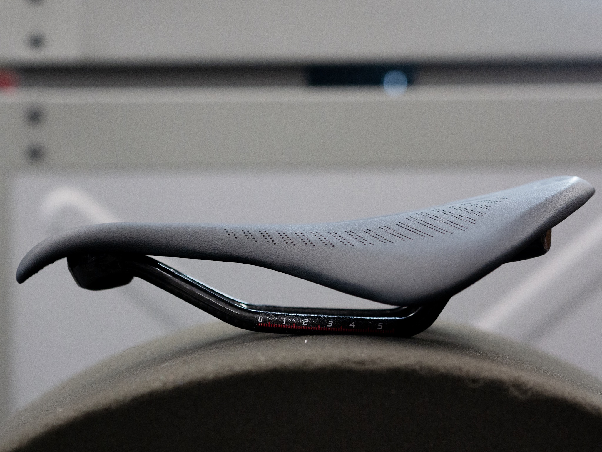 カーボンベース&カーボンレール採用のショートノーズサドル – CYCLECUBE