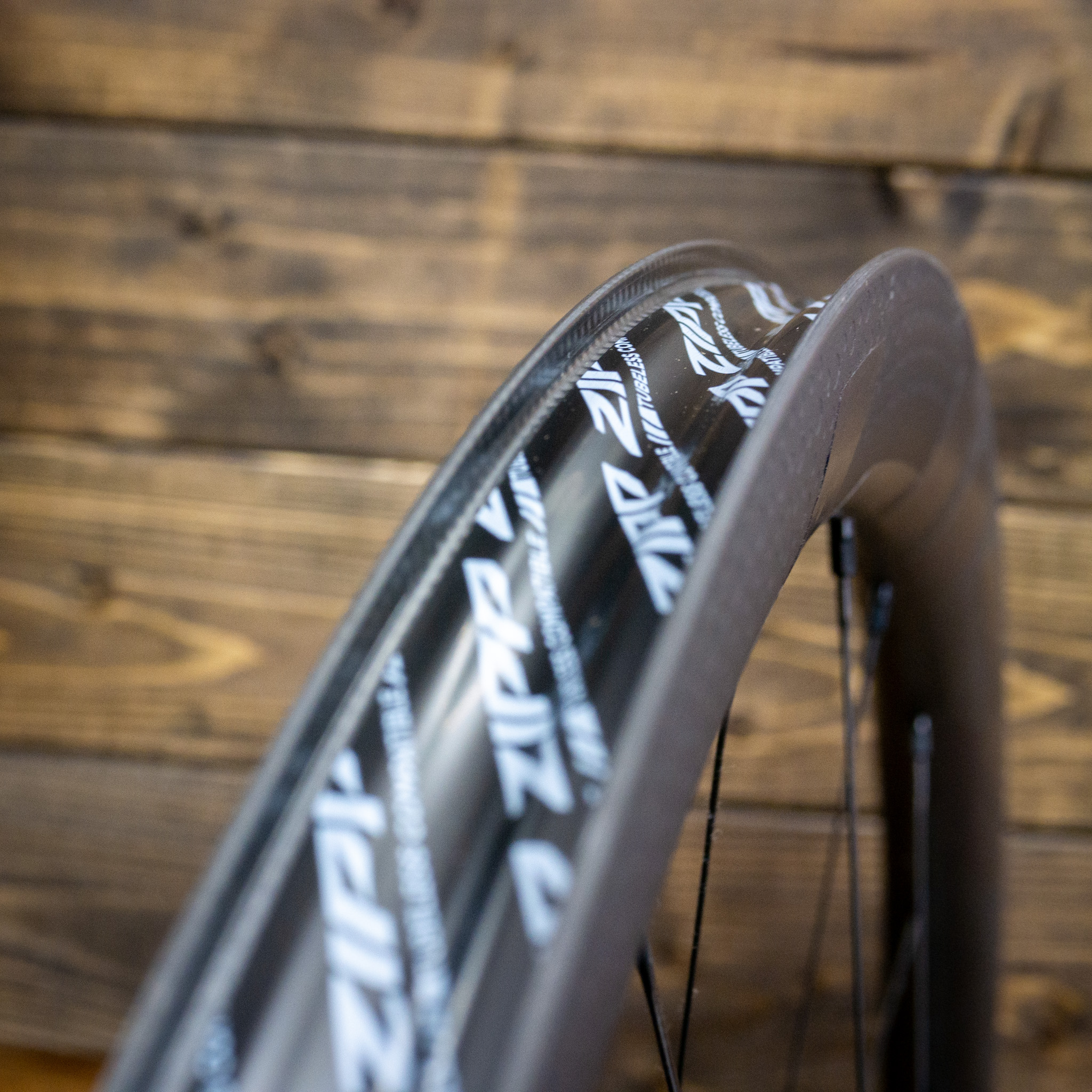 フックレスリムとなったZIPP 303 Firecrest – CYCLECUBE